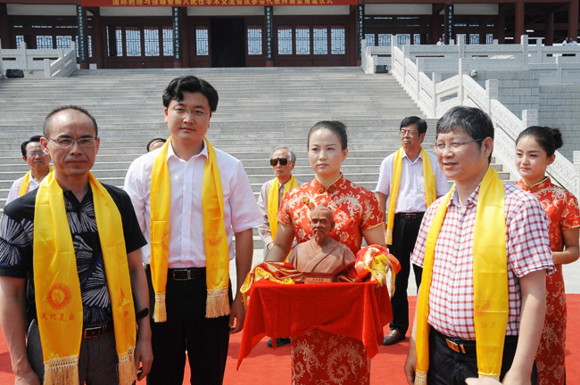 灵台县委书记王学书首先致欢迎辞;郭义院长宣读祭文;灵台县领导接受了