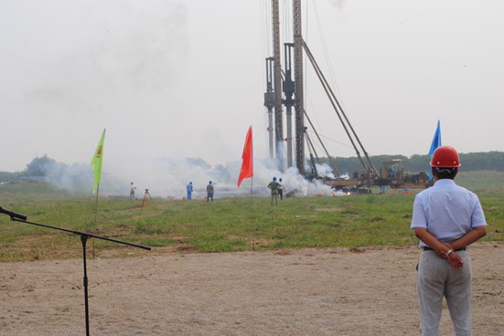 学校举行新校区中医药研发产业化基地开工仪式