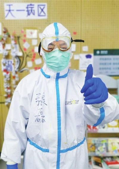 天津日报医生即战士抗疫父子兵图
