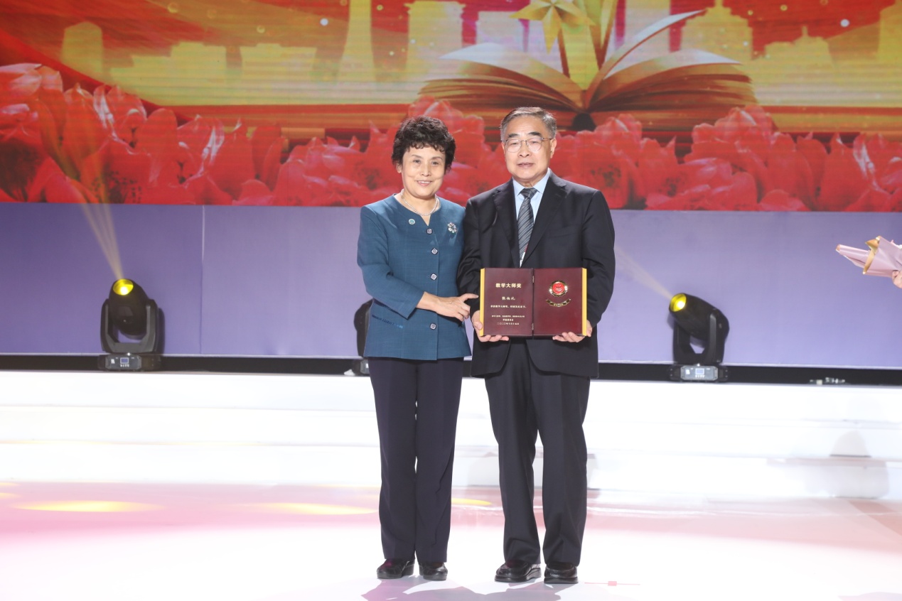 教育部原副部长林蕙青为校长张伯礼院士颁发"教学大师奖"颁奖词:他是"